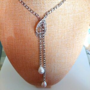 NWOT rhinestone-studded knotted long silvertone chain lariat fauxpearl necklace